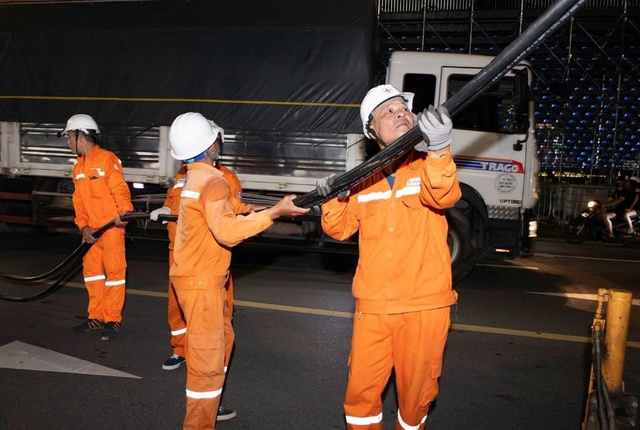 EVNHANOI làm việc không kể ngày đêm đảm bảo nguồn điện an toàn phục vụ Đại lễ 80 năm Quốc khánh 2/9 - Ảnh 3.