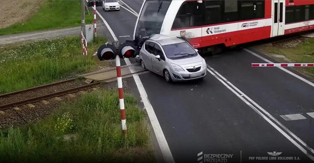 Ô tô bị tàu hỏa đâm trúng khi dừng giữa đường ray - Ảnh 1.