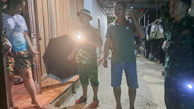 Mưa lớn gây sạt lở cầu qua sông Lam, gần 300 hộ dân bị ảnh hưởng- Ảnh 6. Mưa lớn gây sạt lở cầu qua sông Lam, gần 300 hộ dân bị ảnh hưởng- Ảnh 6.