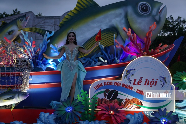 Hoa hậu đại sứ du lịch Việt Nam Đinh Thị Hoa rạng rỡ trong lễ hội đường phố tại Gia Lai- Ảnh 11. Hoa hậu đại sứ du lịch Việt Nam Đinh Thị Hoa rạng rỡ trong lễ hội đường phố tại Gia Lai- Ảnh 11.