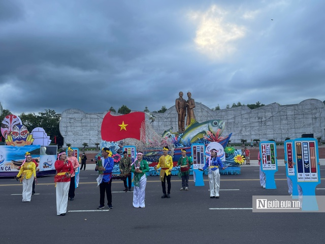 Hoa hậu đại sứ du lịch Việt Nam Đinh Thị Hoa rạng rỡ trong lễ hội đường phố tại Gia Lai- Ảnh 2. Hoa hậu đại sứ du lịch Việt Nam Đinh Thị Hoa rạng rỡ trong lễ hội đường phố tại Gia Lai- Ảnh 2.