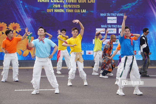 Hoa hậu đại sứ du lịch Việt Nam Đinh Thị Hoa rạng rỡ trong lễ hội đường phố tại Gia Lai- Ảnh 5. Hoa hậu đại sứ du lịch Việt Nam Đinh Thị Hoa rạng rỡ trong lễ hội đường phố tại Gia Lai- Ảnh 5.