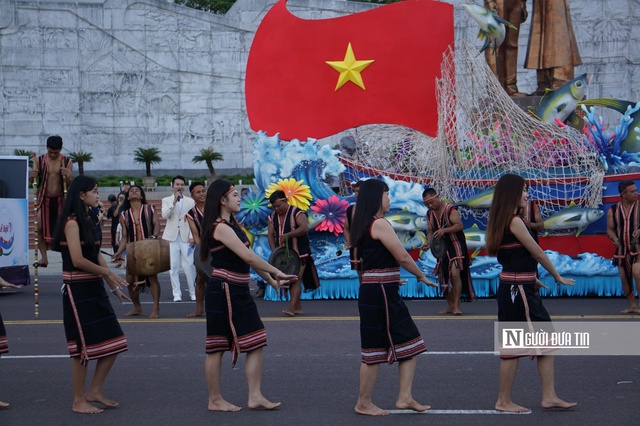 Hoa hậu đại sứ du lịch Việt Nam Đinh Thị Hoa rạng rỡ trong lễ hội đường phố tại Gia Lai- Ảnh 8. Hoa hậu đại sứ du lịch Việt Nam Đinh Thị Hoa rạng rỡ trong lễ hội đường phố tại Gia Lai- Ảnh 8.