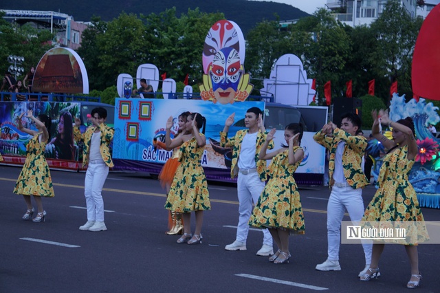 Hoa hậu đại sứ du lịch Việt Nam Đinh Thị Hoa rạng rỡ trong lễ hội đường phố tại Gia Lai- Ảnh 6. Hoa hậu đại sứ du lịch Việt Nam Đinh Thị Hoa rạng rỡ trong lễ hội đường phố tại Gia Lai- Ảnh 6.