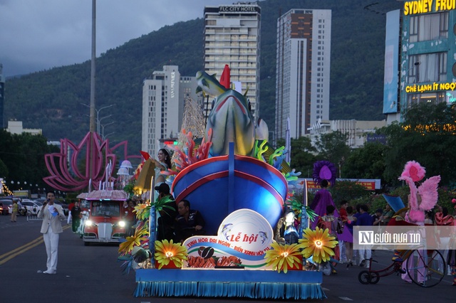 Hoa hậu đại sứ du lịch Việt Nam Đinh Thị Hoa rạng rỡ trong lễ hội đường phố tại Gia Lai- Ảnh 1. Hoa hậu đại sứ du lịch Việt Nam Đinh Thị Hoa rạng rỡ trong lễ hội đường phố tại Gia Lai- Ảnh 1.