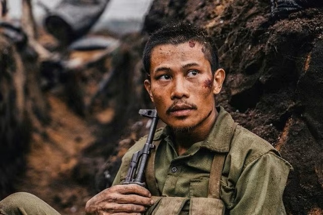 "Mưa đỏ" vượt 300 tỷ đồng, gây ấn tượng bất ngờ - Ảnh 1.