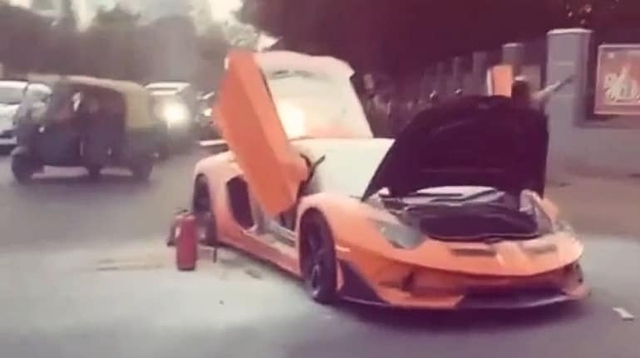 Lamborghini trị giá 29 tỷ đồng bất ngờ bốc cháy trên phố - Ảnh 1.