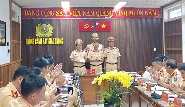 Khen thưởng tổ CSGT phát hiện tài xế dương tính ma túy trên đường phố Đà Nẵng- Ảnh 1.