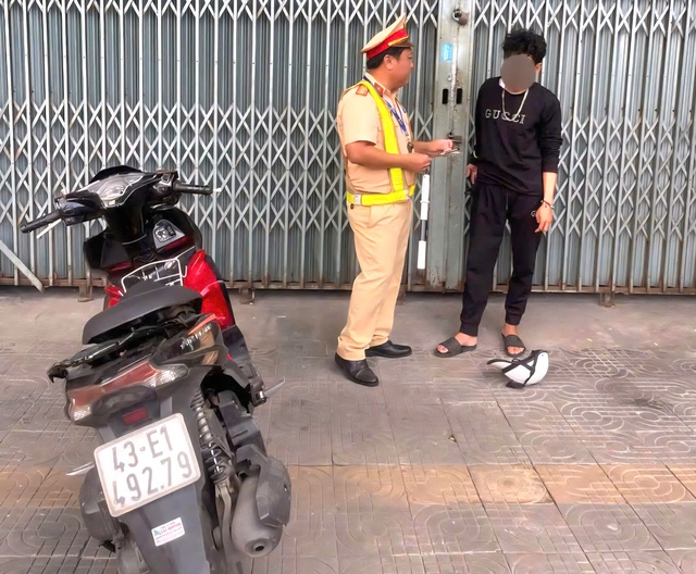 Khen thưởng tổ CSGT phát hiện tài xế dương tính ma túy trên đường phố Đà Nẵng- Ảnh 2.