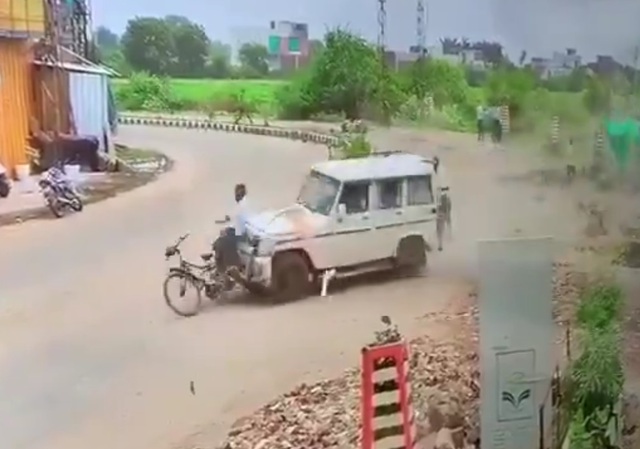 Ô tô mất lái, đâm trúng hàng loạt phương tiện trên phố - Ảnh 1.