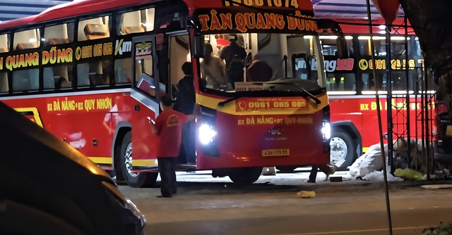 Chủ tịch Đà Nẵng yêu cầu siết chặt quản lý vận tải, dẹp nạn “xe dù, bến cóc”- Ảnh 2. Chủ tịch Đà Nẵng yêu cầu siết chặt quản lý vận tải, dẹp nạn “xe dù, bến cóc”- Ảnh 2.