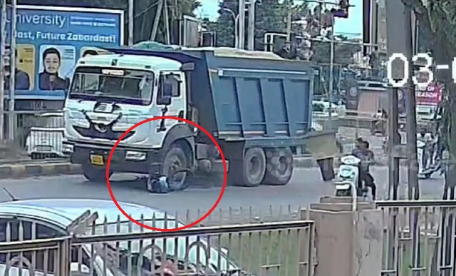 Ngã vào bánh xe tải, nam học sinh thoát chết khó tin - Ảnh 1.