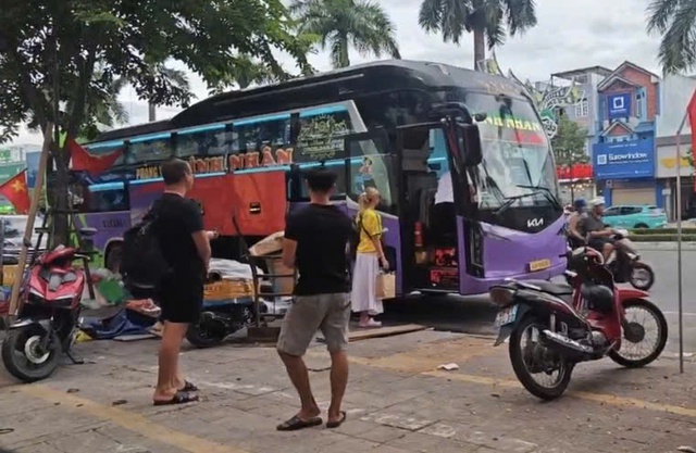 Chủ tịch Đà Nẵng yêu cầu siết chặt quản lý vận tải, dẹp nạn “xe dù, bến cóc”- Ảnh 3. Chủ tịch Đà Nẵng yêu cầu siết chặt quản lý vận tải, dẹp nạn “xe dù, bến cóc”- Ảnh 3.
