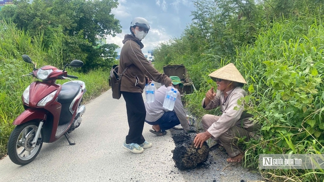 Những lão nông làm việc nghĩa: Dốc sức già vá đường cho học trò đến lớp - Ảnh 7.