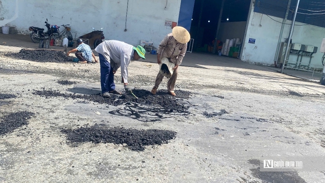 Những lão nông làm việc nghĩa: Dốc sức già vá đường cho học trò đến lớp - Ảnh 1.