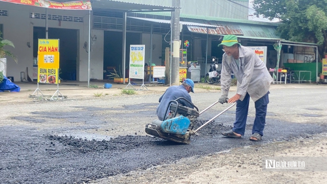 Những lão nông làm việc nghĩa: Dốc sức già vá đường cho học trò đến lớp - Ảnh 2.