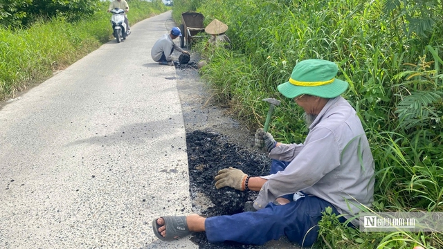Những lão nông làm việc nghĩa: Dốc sức già vá đường cho học trò đến lớp - Ảnh 6.