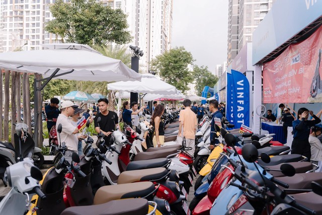 “Đổi xăng lấy điện” sôi động ở 3 miền: Cả nhà rủ nhau lên đời xe điện - Ảnh 1.