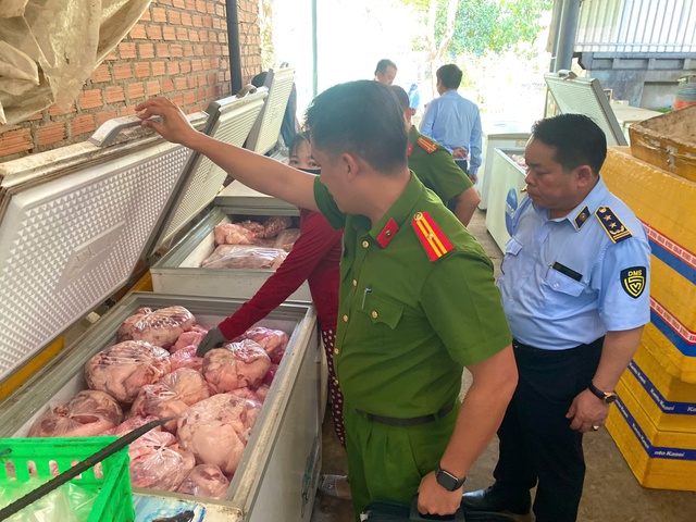 Quản lý thị trường Gia Lai phát hiện và thu giữ 4 tấn thịt heo không rõ nguồn gốc- Ảnh 1.