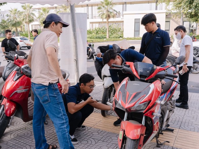 “Đổi xăng lấy điện” sôi động ở 3 miền: Cả nhà rủ nhau lên đời xe điện - Ảnh 3.