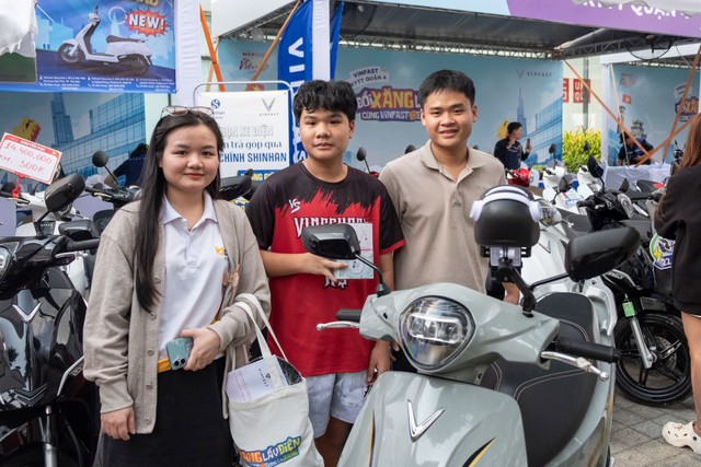 “Đổi xăng lấy điện” sôi động ở 3 miền: Cả nhà rủ nhau lên đời xe điện - Ảnh 4.