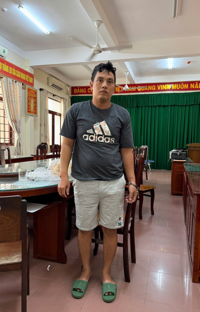 Truy bắt nhanh 2 đối tượng cướp giật từng có hơn 10 tiền án- Ảnh 1. Truy bắt nhanh 2 đối tượng cướp giật từng có hơn 10 tiền án- Ảnh 1.