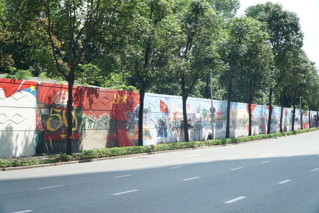 Điều đặc biệt về bức bích họa dài 300m tái hiện lễ diễu binh dịp đại lễ 30/4 - Ảnh 2.