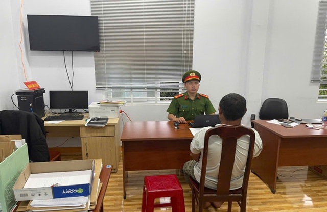 Lâm Đồng: Con rể bị kiểm tra, ba vợ xúc phạm rồi cầm dao đe dọa Cảnh sát Giao thông - Ảnh 1.