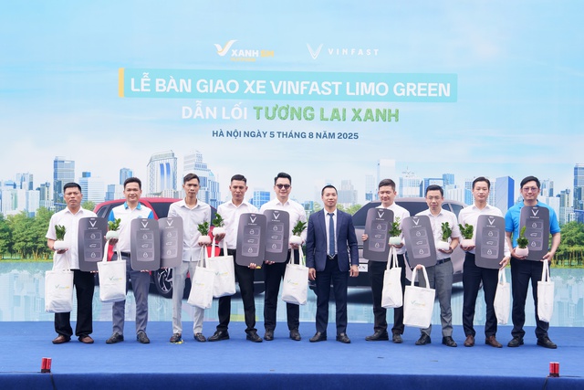 VinFast bàn giao lô xe Limo Green đầu tiên cho khách hàng- Ảnh 2. VinFast bàn giao lô xe Limo Green đầu tiên cho khách hàng- Ảnh 2.