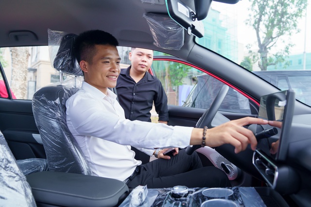 VinFast bàn giao lô xe Limo Green đầu tiên cho khách hàng- Ảnh 6. VinFast bàn giao lô xe Limo Green đầu tiên cho khách hàng- Ảnh 6.