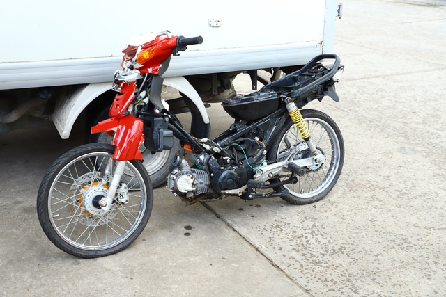 Điều tra nhóm thiếu niên mang hung khí gây rối, đập phá xe người đi đường - Ảnh 2.