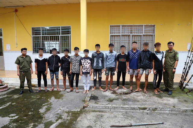 Điều tra nhóm thiếu niên mang hung khí gây rối, đập phá xe người đi đường - Ảnh 3.
