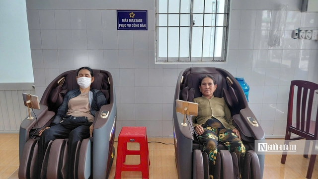 Độc đáo mô hình đặt máy massage phục vụ người dân làm thủ tục hành chính - Ảnh 1.