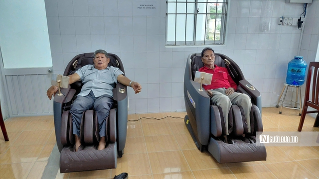 Độc đáo mô hình đặt máy massage phục vụ người dân làm thủ tục hành chính - Ảnh 2.