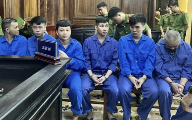 Từ vụ đánh nhau lộ ra đường dây mua bán súng, 7 bị cáo hầu tòa- Ảnh 1.