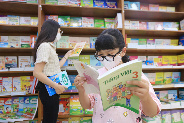 Bản tin 8/8: Năm học 2025-2026, các trường tiếp tục sử dụng sách giáo khoa đã lựa chọn - Ảnh 1.