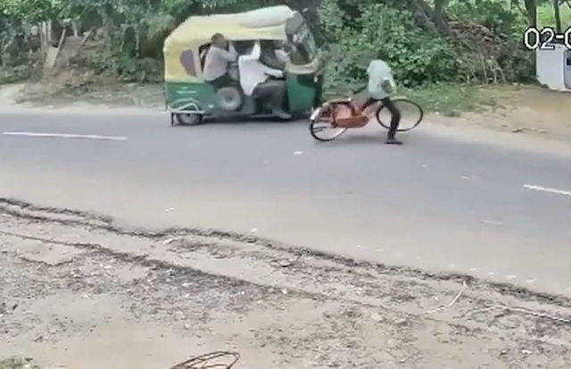 Quay đầu xe đột ngột, người đàn ông đi xe đạp gây tai nạn kinh hoàng - Ảnh 1.