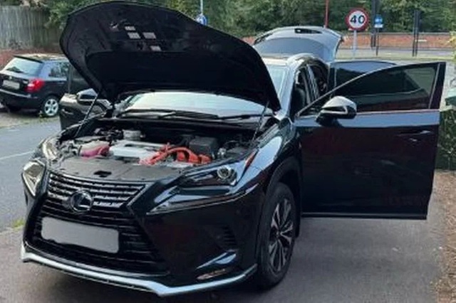 Cảnh sát chặn chiếc xe nhái và có phát hiện lớn - Ảnh 1.