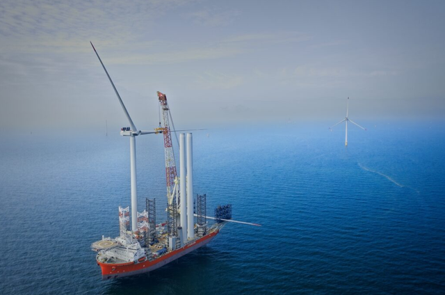 Bước tiến quan trọng tại trang trại điện gió ngoài khơi đầu tiên của quốc gia Đông Âu - Ảnh 1.