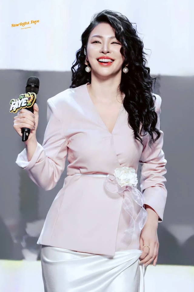 Faye Peraya Malisorn ‘gây sốt’ tại Việt Nam: Fanmeeting khiến fan Việt ‘tan chảy’ - Ảnh 3.