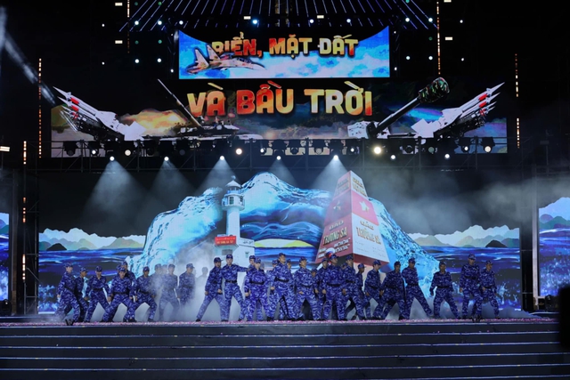 Thủ tướng Phạm Minh Chính dự chương trình “Dưới cờ vinh quang” tại điểm cầu Huế- Ảnh 3.