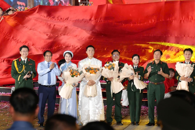 Thủ tướng Phạm Minh Chính dự chương trình “Dưới cờ vinh quang” tại điểm cầu Huế- Ảnh 1.