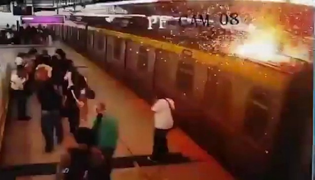 Sét bất ngờ đánh trúng đoàn tàu khiến hành khách sợ hãi - Ảnh 1.