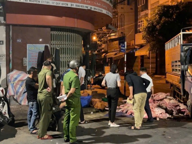 Phát hiện 1 tấn thịt lợn hôi thối, không rõ nguồn gốc tuồn ra thị trường- Ảnh 1. Phát hiện 1 tấn thịt lợn hôi thối, không rõ nguồn gốc tuồn ra thị trường- Ảnh 1.