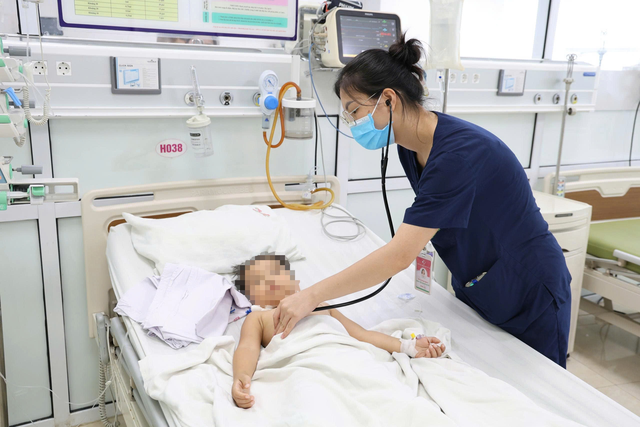 Bản tin 10/8: Bé trai 4 tuổi đuối nước ở bể bơi, gia đình suýt mất con vì sơ cứu sai cách - Ảnh 1.