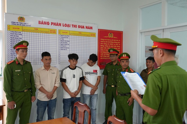 Bắt tạm giam 3 đối tượng tấn công chủ quán karaoke- Ảnh 1. Bắt tạm giam 3 đối tượng tấn công chủ quán karaoke- Ảnh 1.