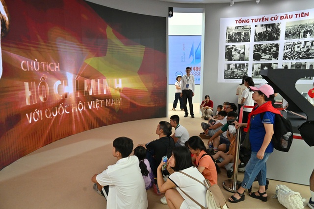 Triển lãm "Lịch sử và Sứ mệnh Quốc hội Việt Nam" thu hút đông đảo tầng lớp nhân dân- Ảnh 7. Triển lãm "Lịch sử và Sứ mệnh Quốc hội Việt Nam" thu hút đông đảo tầng lớp nhân dân- Ảnh 7.