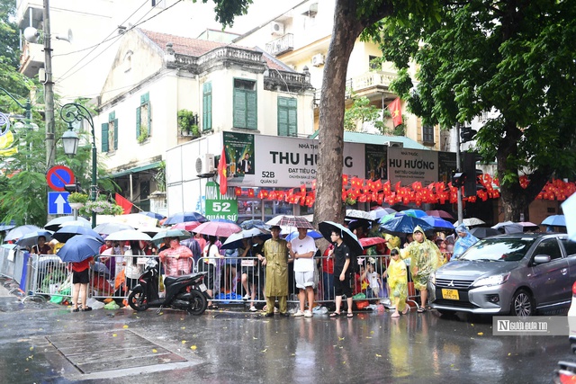 Chủ tịch Hà Nội yêu cầu tăng cường an ninh và hỗ trợ người dân trước "giờ G"- Ảnh 1. Chủ tịch Hà Nội yêu cầu tăng cường an ninh và hỗ trợ người dân trước "giờ G"- Ảnh 1.