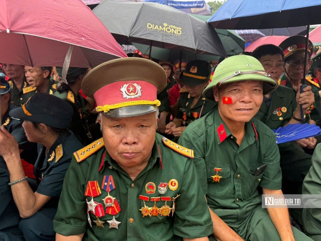 Cựu chiến binh mang theo di ảnh cha bồi hồi chờ xem diễu binh A80- Ảnh 4. Cựu chiến binh mang theo di ảnh cha bồi hồi chờ xem diễu binh A80- Ảnh 4.