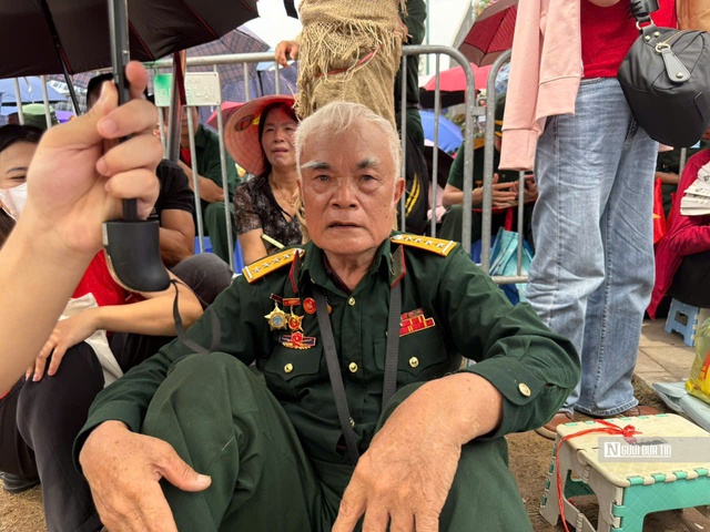 Cựu chiến binh mang theo di ảnh cha bồi hồi chờ xem diễu binh A80- Ảnh 7. Cựu chiến binh mang theo di ảnh cha bồi hồi chờ xem diễu binh A80- Ảnh 7.